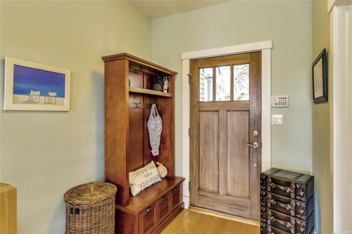 8-20 Canoe Place Rd, Hampton Bays, NY, 11946-1703 | Card Image