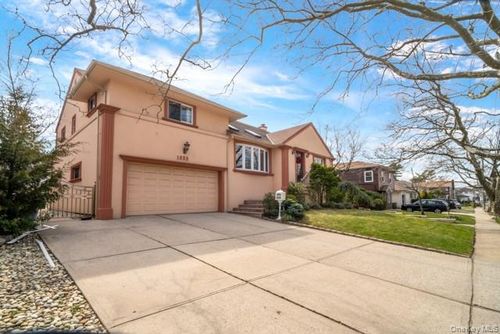 1033 Rosedale Rd, Valley Stream, NY, 11581-2704 | Card Image