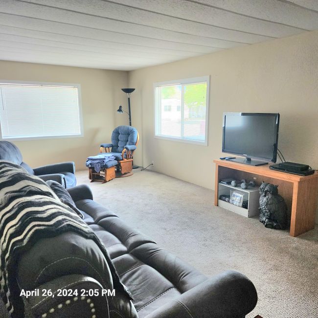 living area | Image 15