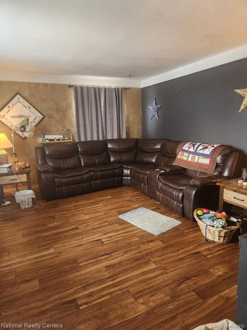 8204 Flamingo St, Westland, MI, 48185-7135 | Card Image