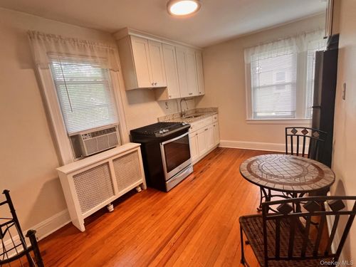 upper-22 Jarvis Pl, Lynbrook, NY, 11563-3702 | Card Image