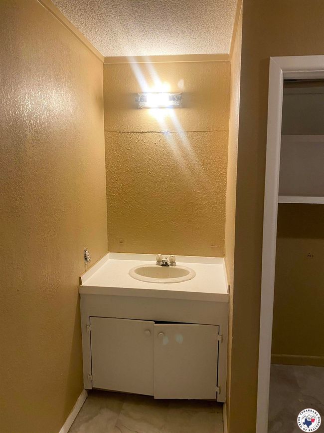 100 Roosevelt Rd, House other with 2 bedrooms, 1 bathrooms and null parking in Hooks TX | Image 8