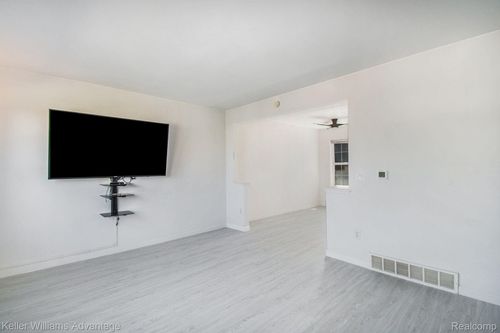 6204 Beechfield Dr, Lansing, MI, 48911-5731 | Card Image