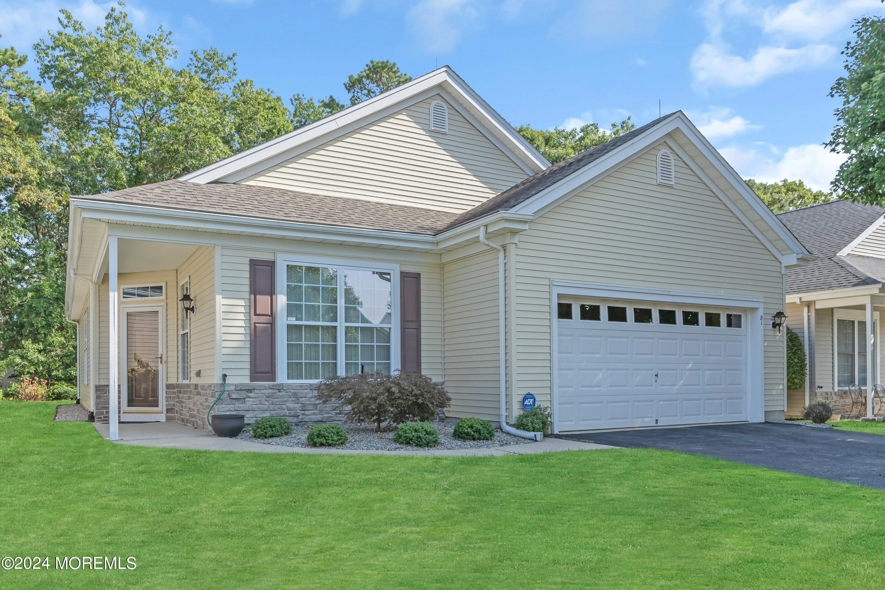 Robin Ln, Barnegat, NJ 08005