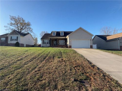 42 Harris Farm Ct, Thomasville, NC, 27360-6387 | Card Image