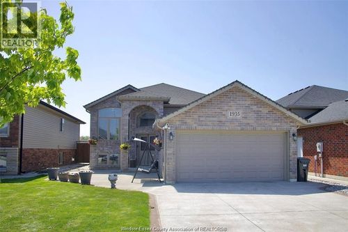 1935 Manitoba St, Windsor, ON, N9B0B6 | Card Image