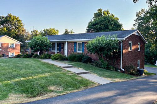 211 Tecumseh Trl, Frankfort, KY, 40601-1627 | Card Image