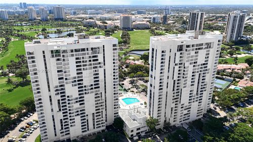 817-20225 Ne 34th Ct, MIAMI, FL, 33180-3317 | Card Image