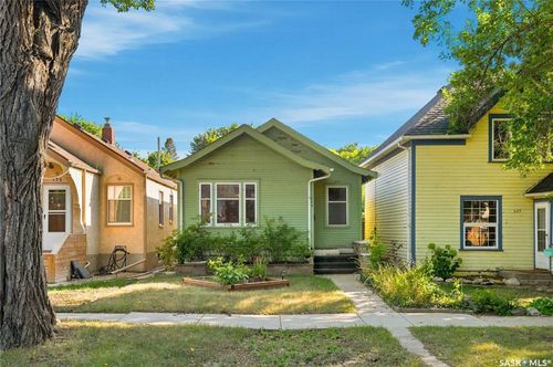 526 7th St E, Saskatoon, SK, S7H0X7 | Card Image