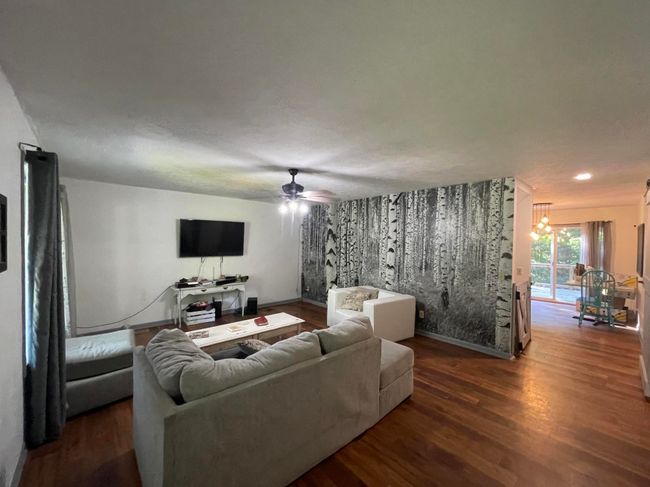 living room | Image 7