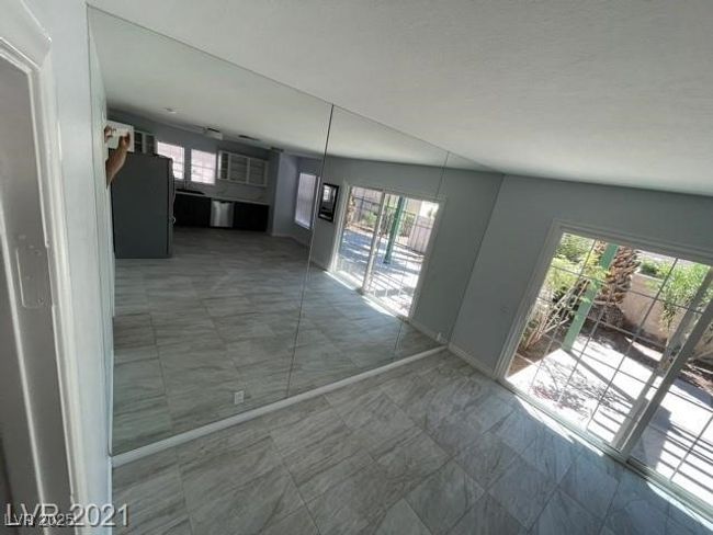Hall with a healthy amount of sunlight | Image 4