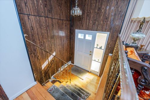 212 Lakeview Ave, Malverne, NY, 11565-2328 | Card Image