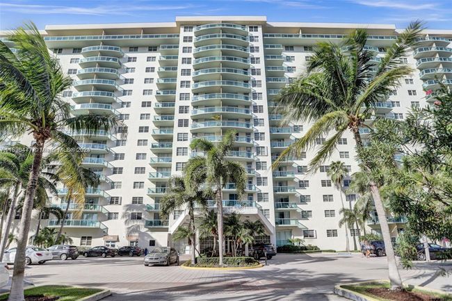 712 - 19390 Collins Ave, Condo with 1 bedrooms, 1 bathrooms and null parking in Sunny Isles Beach FL | Image 3