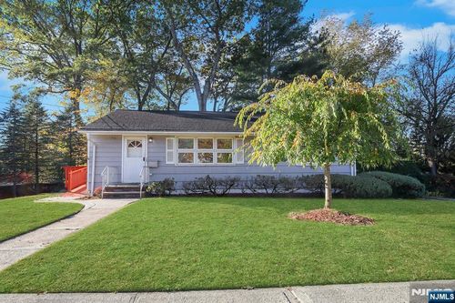 46 Lincoln Pl, Waldwick, NJ, 07463-1942 | Card Image