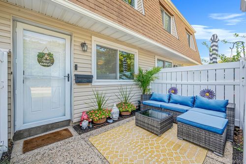 220 Storm Dr, Holtsville, NY, 11742-1922 | Card Image