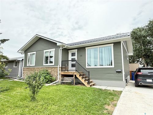44 Mitchell Cres, House with 5 bedrooms, 2 bathrooms and 4 parking in Weyburn SK | Card Image