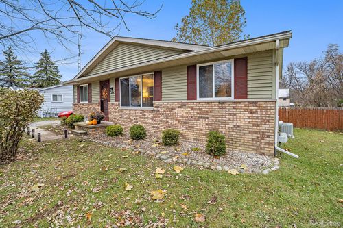 214 Murphy St, Linden, MI, 48451-9049 | Card Image