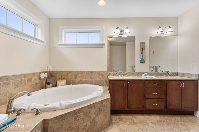 Primary Tub | Image 29