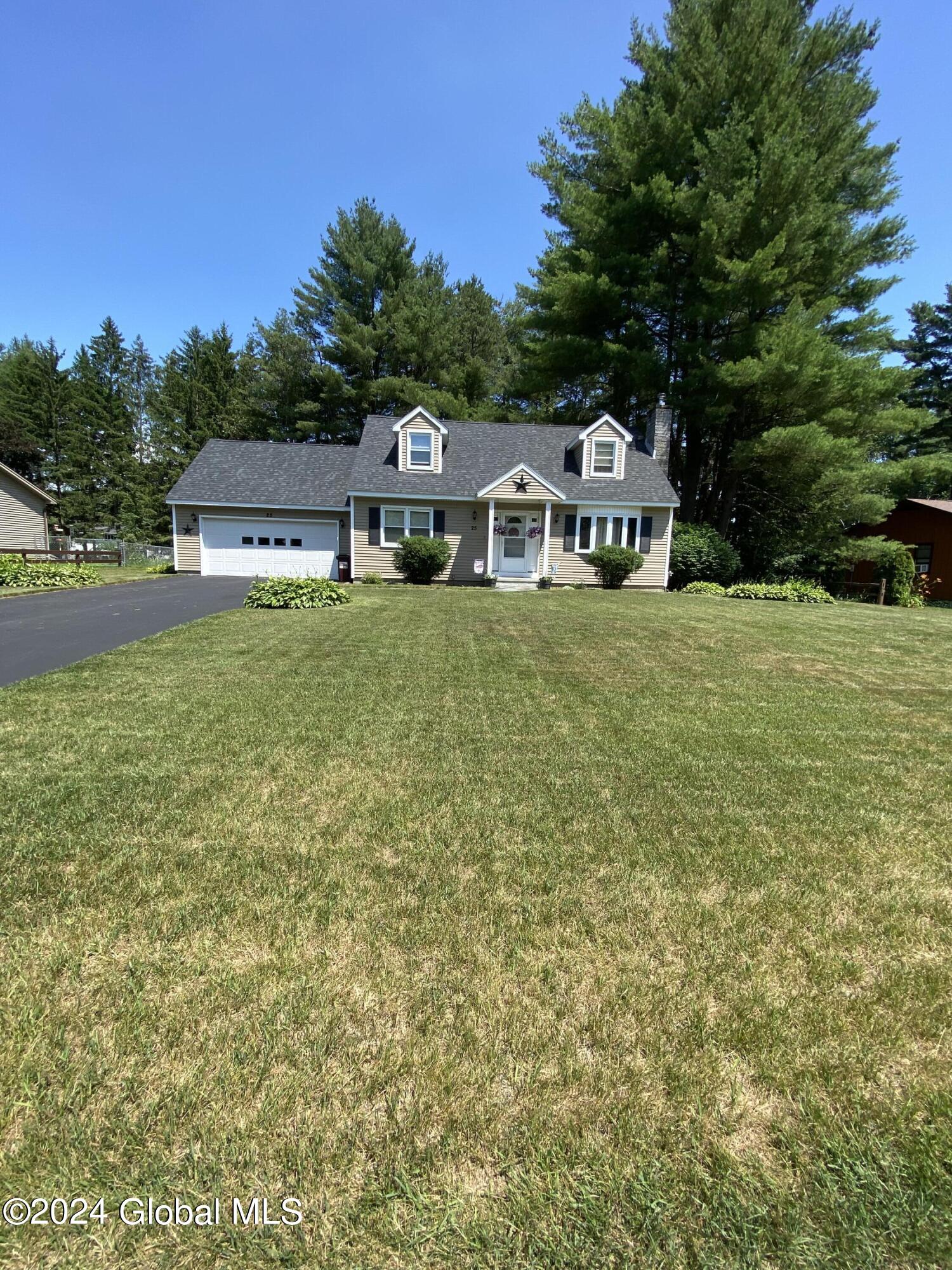 Sweetbriar Ln, Queensbury, NY 12804