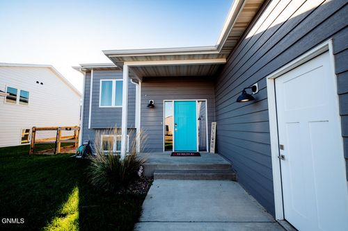 2005 Granite Rd, Watford City, ND, 58854-9596 | Card Image