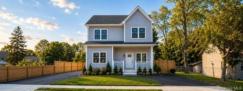 321 Union Ave, Riverhead, NY, 11901-4647 | Card Image
