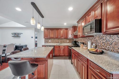 11 Berry Ln, Hicksville, NY, 11801-6203 | Card Image