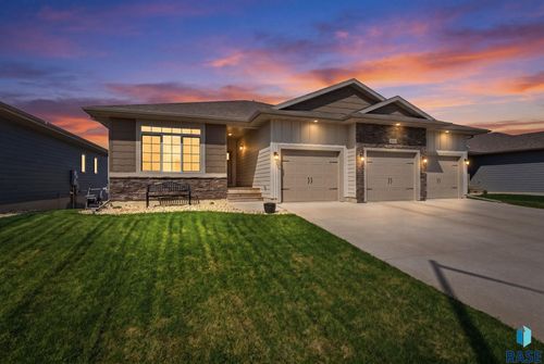 2305 S Sadie Ave Avenue, Sioux Falls, SD, 57106 | Card Image
