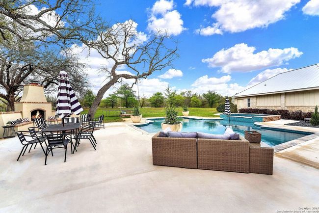 1409 Woodland Ct, House other with 4 bedrooms, 4 bathrooms and null parking in Hondo TX | Image 9