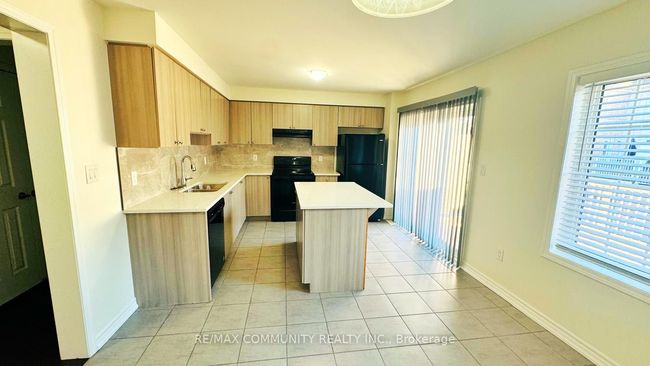 47 Whitefish St, House attached with 4 bedrooms, 3 bathrooms and 1 parking in Whitby ON | Image 5