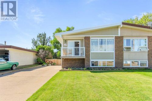 2219 21 Ave, Coaldale, AB, T1M1J1 | Card Image
