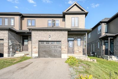 168 Links Cres, Townhouse with 3 bedrooms, 2 bathrooms and 3 parking in Woodstock ON | Image 3