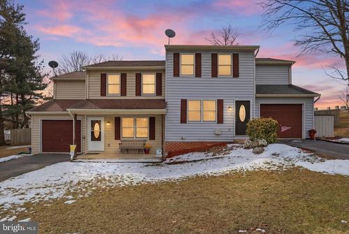 100 Poplar St, Manchester, PA, 17345-9668 | Card Image