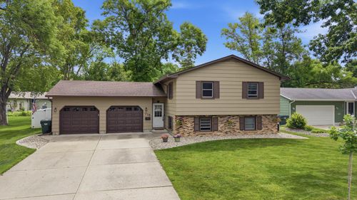 715 Sunset St Sw, Hutchinson, MN, 55350-2752 | Card Image