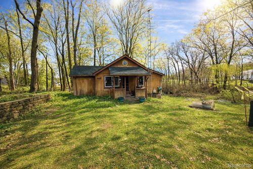 10044 Locust Dr, Fenton, MI, 48430-2428 | Card Image