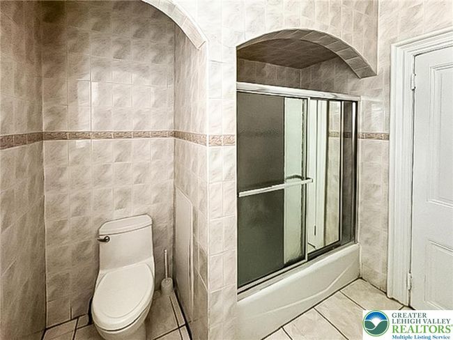 Rear apt-bathroom | Image 24