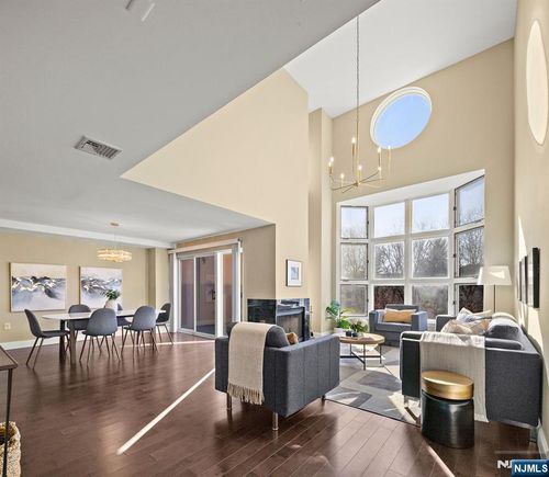 v307-307 Chase Ct, Edgewater, NJ, 07020-1601 | Card Image