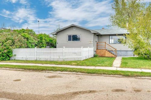 208 1 Avenue W, Hussar, AB, T0J1S0 | Card Image