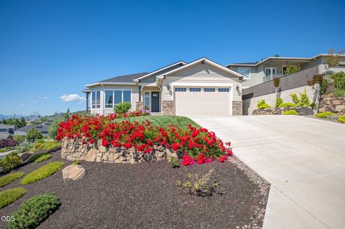 547 La Strada Cir, Medford, OR, 97504-3649 | Card Image