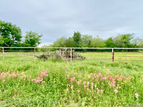 210 Shamrock Dr, Floresville, TX, 78114-6733 | Card Image