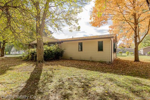 7122 Abbey Ln, Swartz Creek, MI, 48473-1567 | Card Image