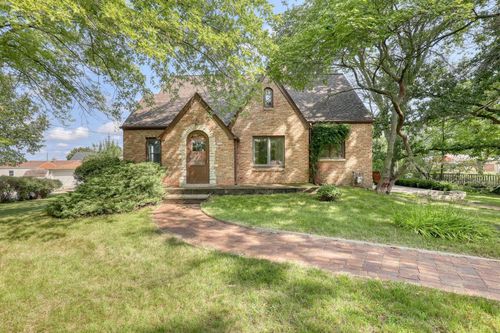 5800 W Howard Avenue, Milwaukee, WI, 53220 | Card Image