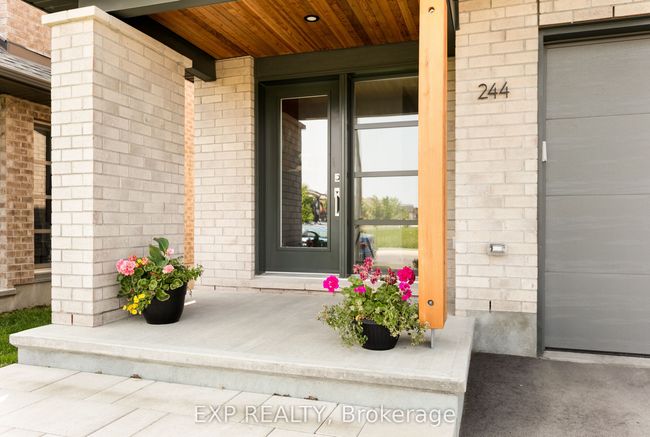 244 Shuttleworth Dr, House attached with 3 bedrooms, 3 bathrooms and 1 parking in Gloucester ON | Image 7