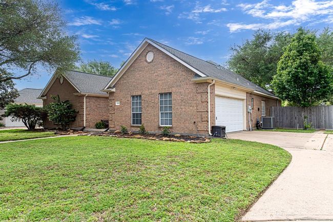 Spacious winding driveway | Image 4