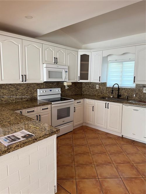 2x-541 Ne 199th Ln, Miami, FL, 33179-3043 | Card Image