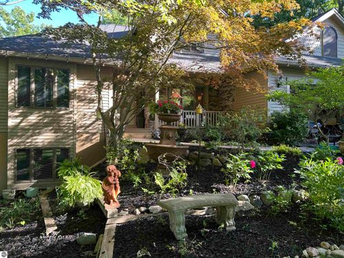 2910 Cedarwood Ln, Traverse City, MI, 49686-3806 | Card Image