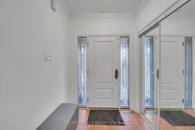 93 Crystal Glen Cres, House attached with 4 bedrooms, 4 bathrooms and 2 parking in Brampton ON | Image 6