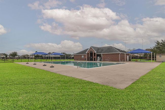 Community pool great for relaxing or spending time with friends/family on those warm summer days | Image 24