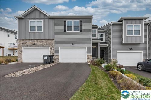 7579 Clayton Ave, Coopersburg, PA, 18036-8727 | Card Image