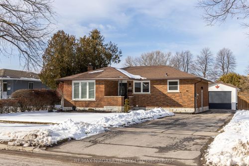 8225 Paddock Trail Dr, Niagara Falls, ON, L2H1X1 | Card Image
