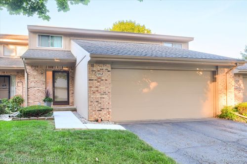 81-7912 Meadow Dr, Waterford, MI, 48329-4619 | Card Image